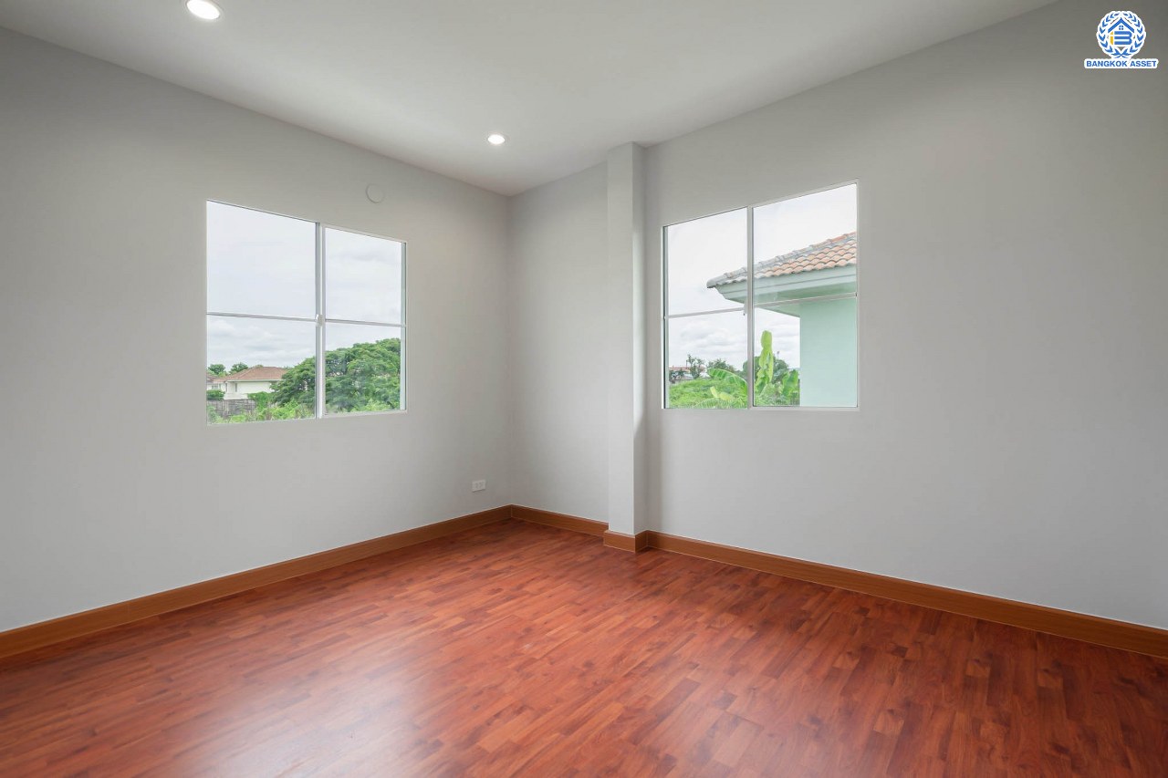 บ้านมือสองตกแต่งใหม่ แบรนด์ LH ม.มัณฑนา ราชพฤกษ์ เนื้อที่ 57.4 ตร.ว. ฟังก์ชัน 3 ห้องนอน 2 ห้องน้ำ จอดรถได้ 2 คัน พร้อมห้องอเนกประสงค์ 1 ห้อง สามารถปรับเปลี่ยนเป็นห้องทำงาน หรือห้องนอนได้ตามความต้องการ Facilities ตอบโจทย์ทุกกิจกรรม! บนทำเลใกล้วงเวียนพระราม5 เซ็นทรัลเวสต์เกต และรถไฟฟ้า "สถานีบางรักน้อยท่าอิฐ"